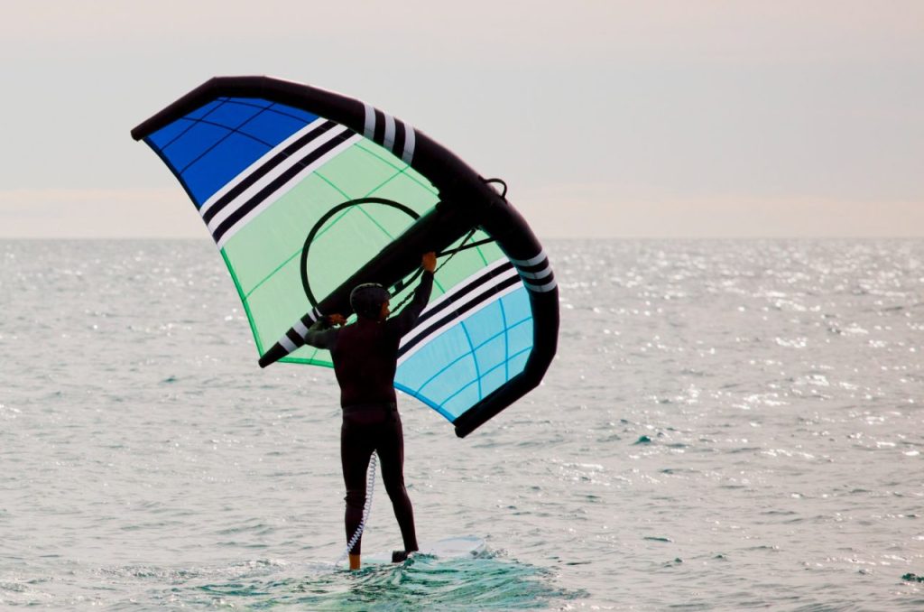 sportif avec Wing foil naviguant sur la mer